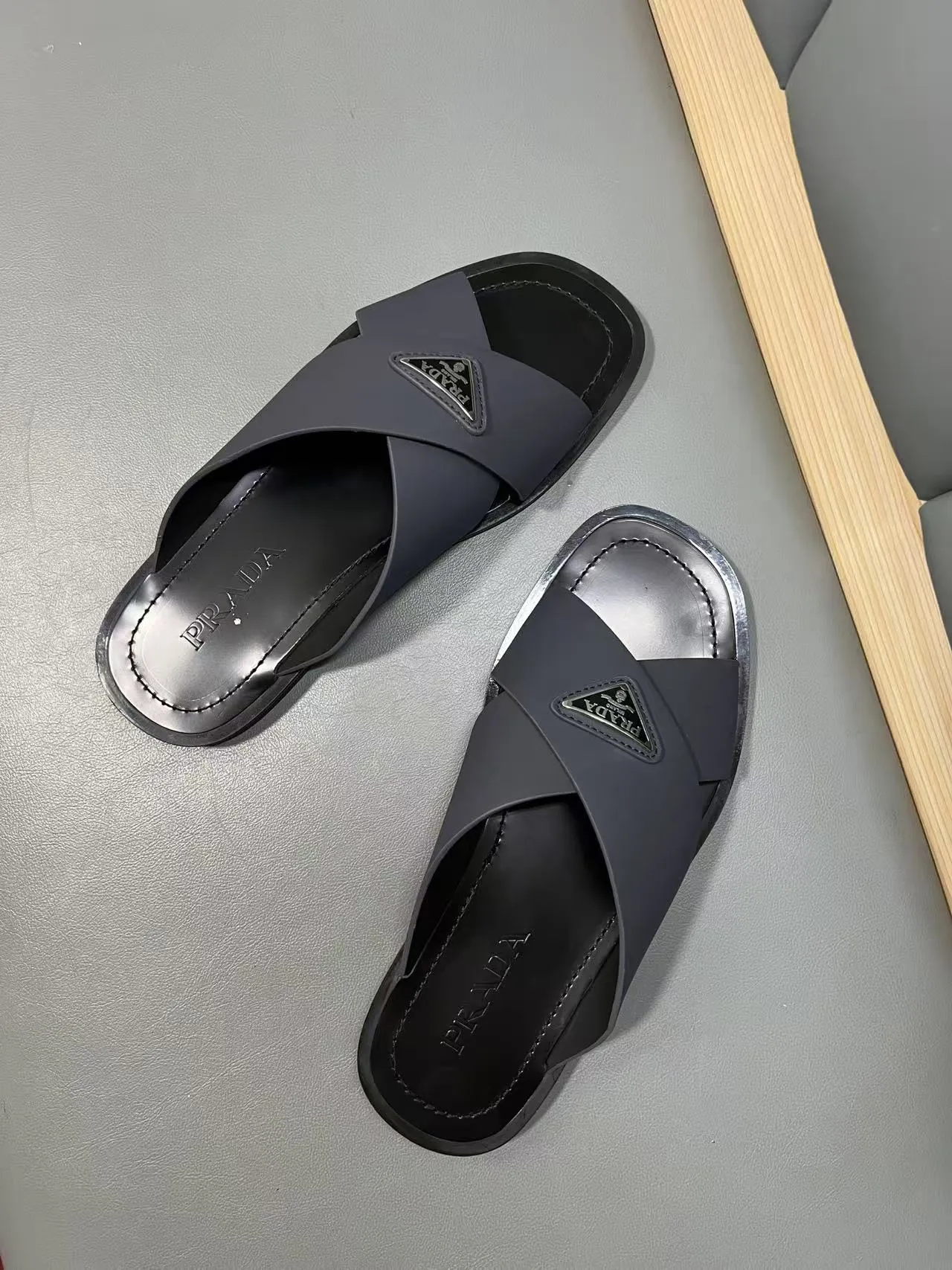 340💰PRADA Prada’s latest slippers are synchronized with the official website. This slipper is made of the brand’s unique and iconic Saffiano leather. The brand logo jumps out from the double straps, and the brand style is clearly visible. Cowhide gives men elegant charm and functional design, making it an ideal choice for vacation and leisure. Size:38-45